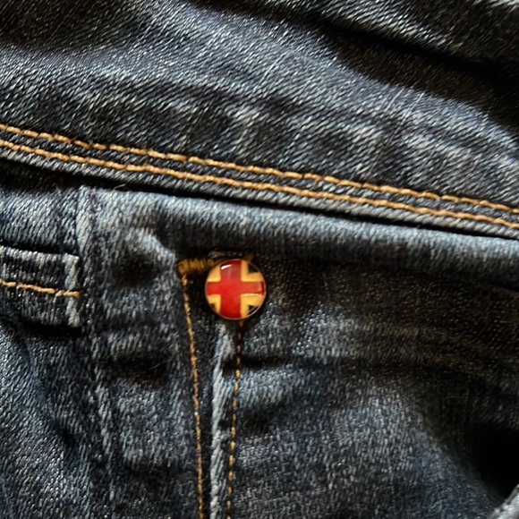 Hudson skinny jeans. They sit low wasted, and have a little bit of wear. - Picture 4 of 5